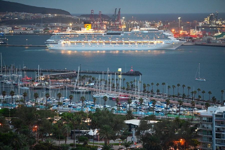 Port of Las Palmas with cruise ship Costa Pacifica at the quay
