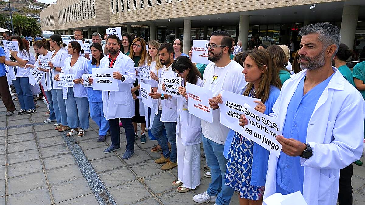 Huelga médica en Canarias: Profesional sanitaria en pasillo de hospital