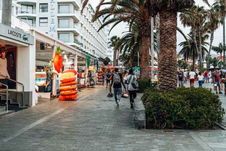 Centro comercial vacío en Canarias — mientras los hoteles están llenos
