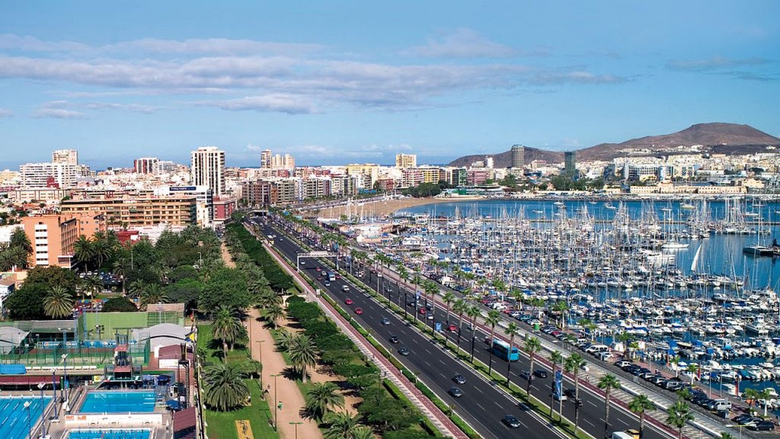 Vista sull'Avenida Marítima e sul porto turistico verso lo skyline di Las Palmas de Gran Canaria.