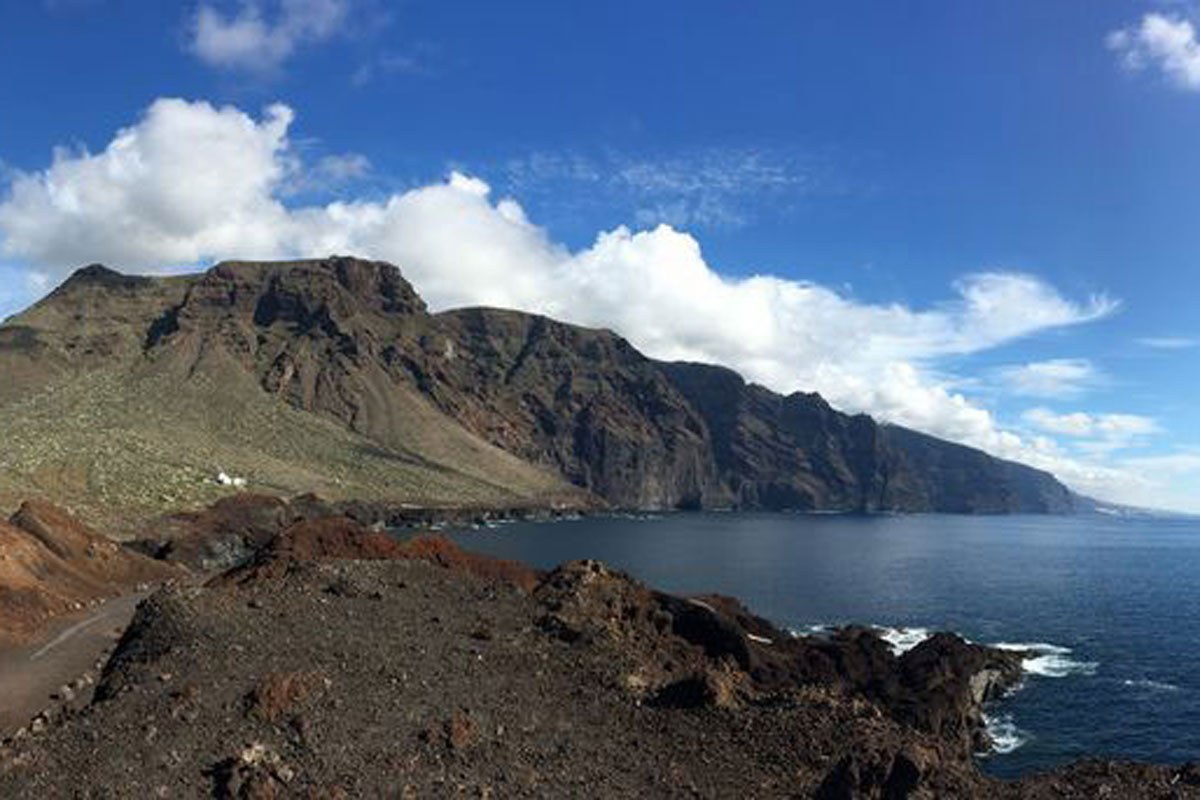Scogliere di Los Gigantes nella riserva naturale Teno-Rasca, Tenerife — uno degli ultimi tratti di costa incontaminata dell'isola