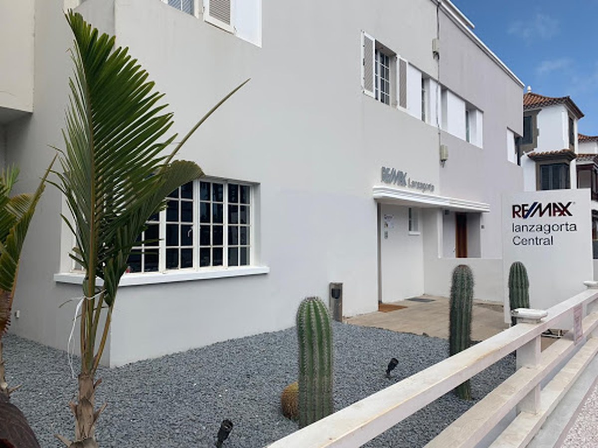 RE/MAX-Schild an einem Maklerbüro auf Gran Canaria