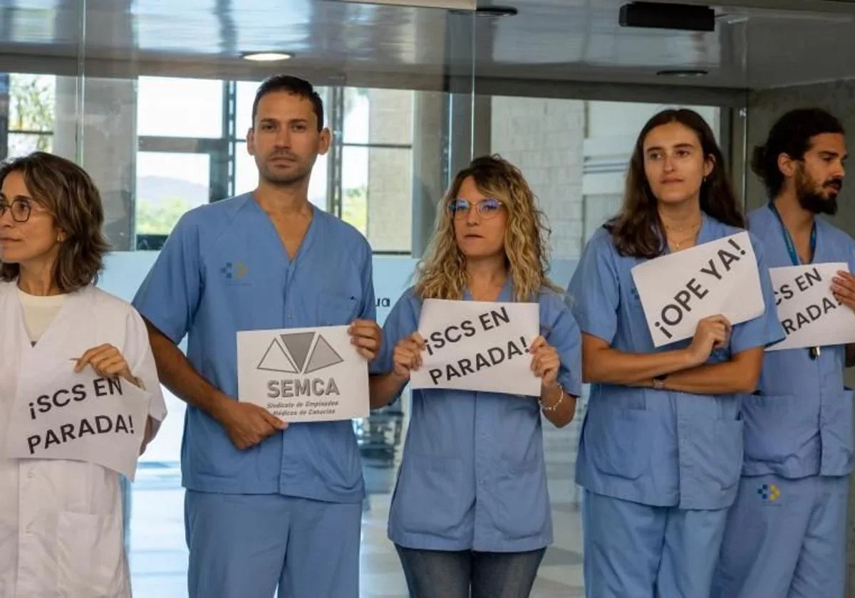 Médicos y sanitarios del sindicato SEMCA con carteles «SCS en parada» durante una concentración de huelga en Canarias