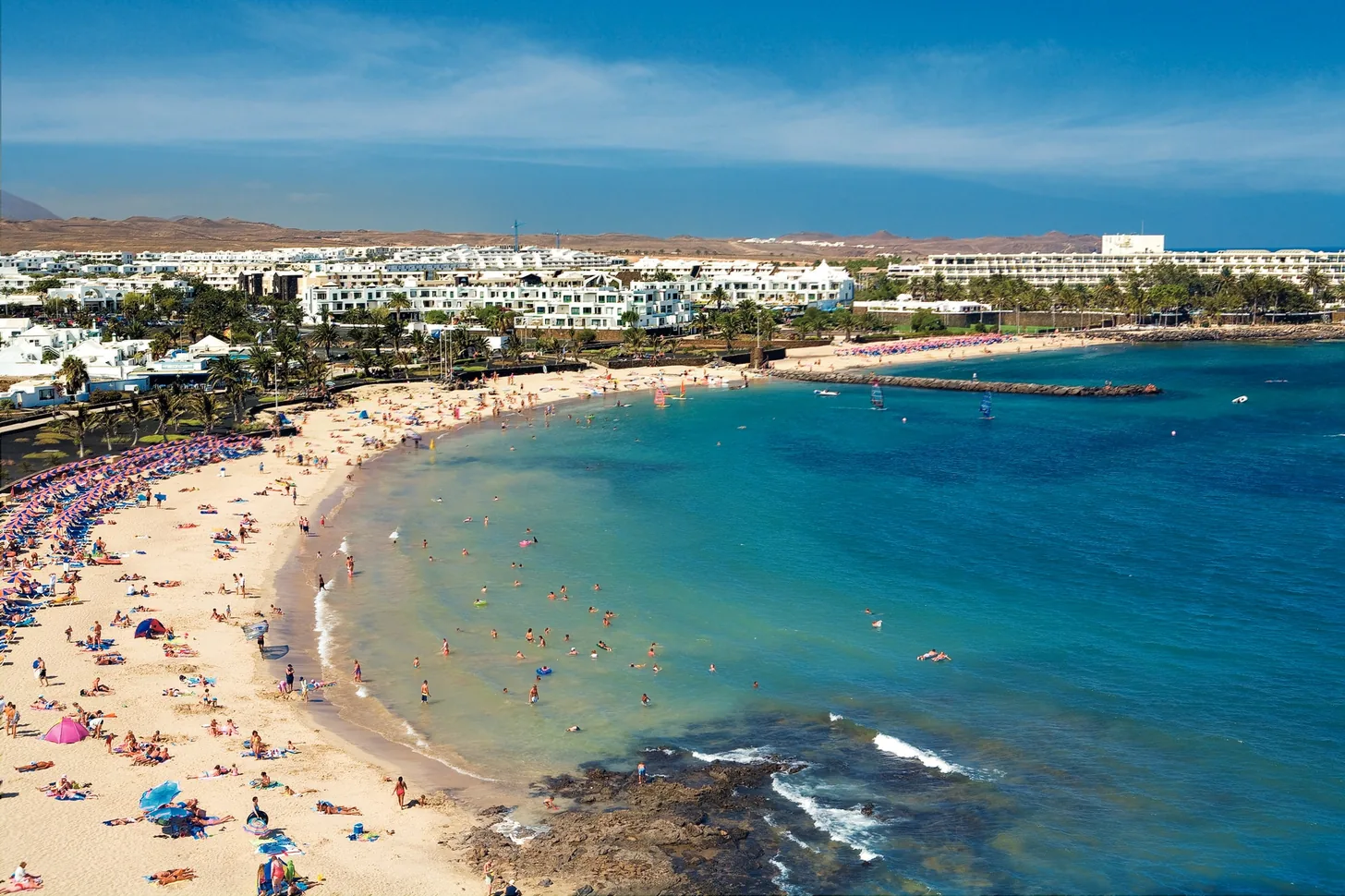 Playa y complejos hoteleros de Costa Teguise en Lanzarote