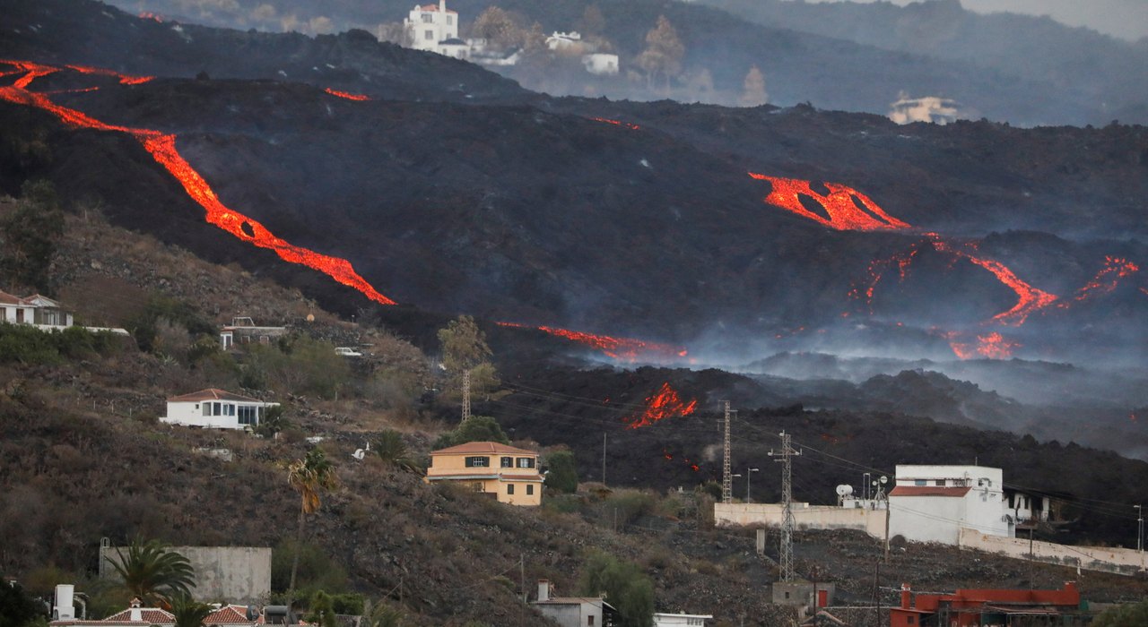 Il cono vulcanico del Tajogaite a La Palma con colate di lava solidificate