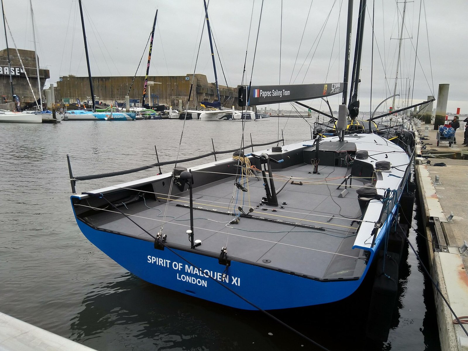 Veleros TP52 compitiendo en una regata de la 52 Super Series en aguas abiertas