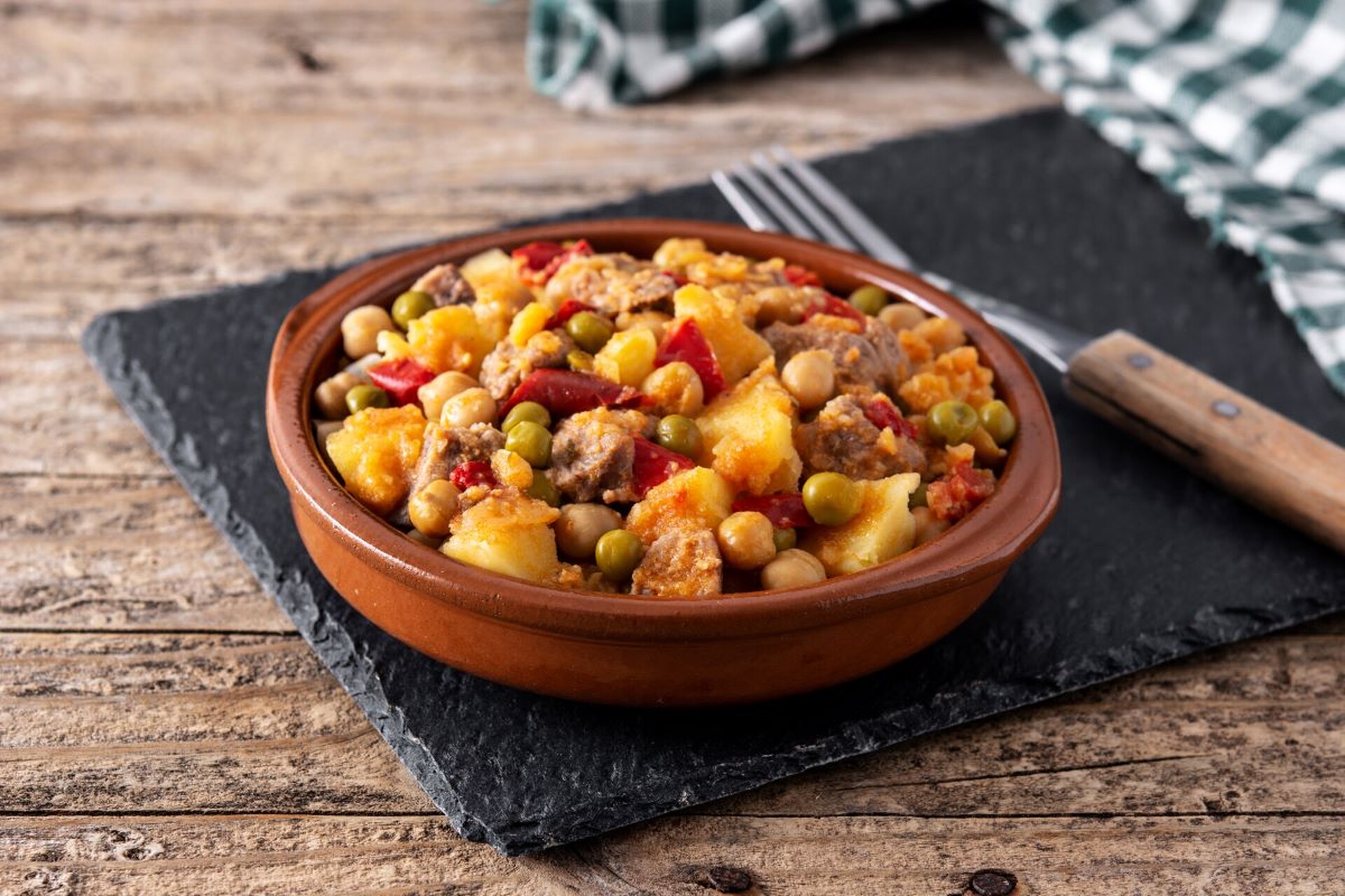 Pizarra estilizada con marco de madera con el rótulo Menú del Día 8 Euros para Las Palmas mayo 2026 con tres platos Potaje de berros Ropa vieja y Flan casero más comparativa de precios Madrid Bilbao Múnich
