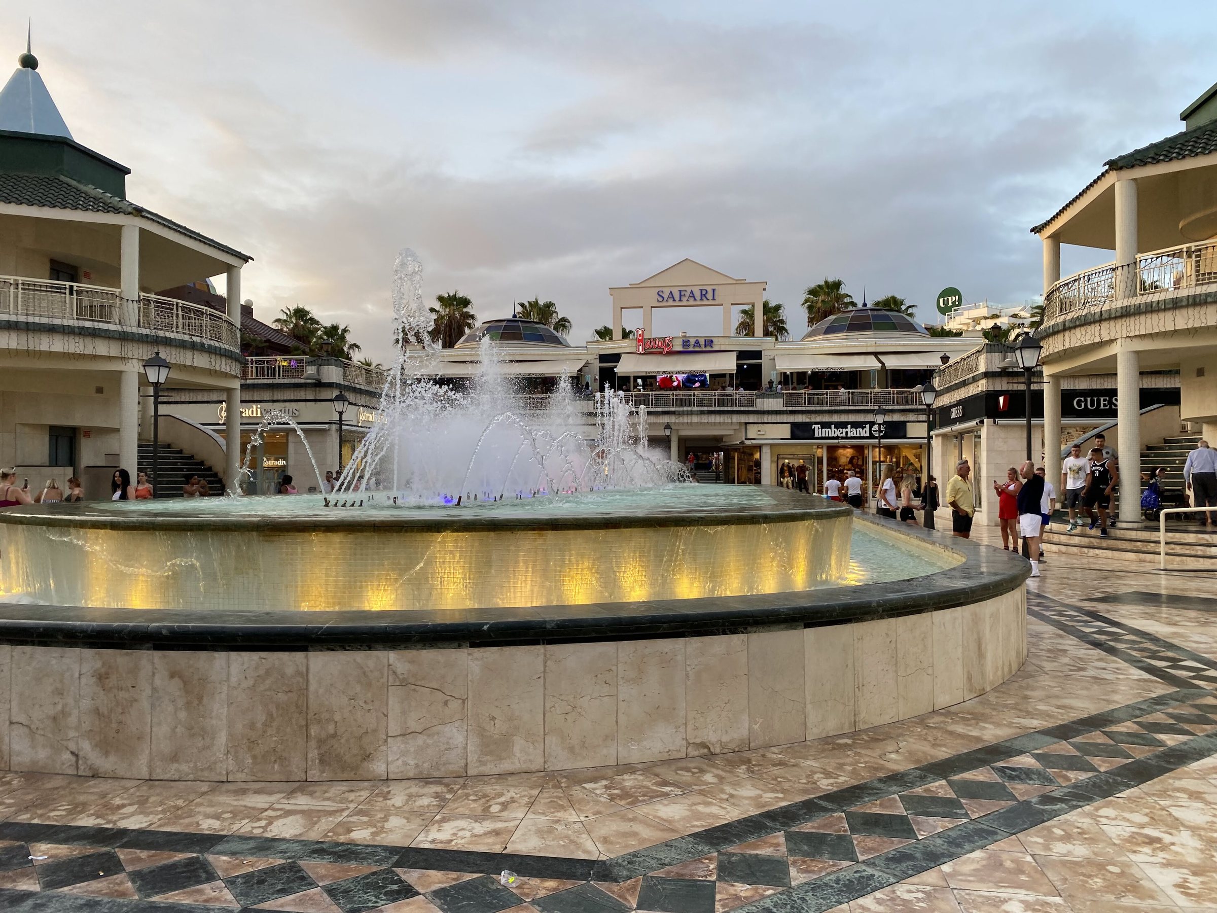 Imagen de archivo: ESP Tenerife, Arona, Playa des las Américas, Centro Comercial Safari