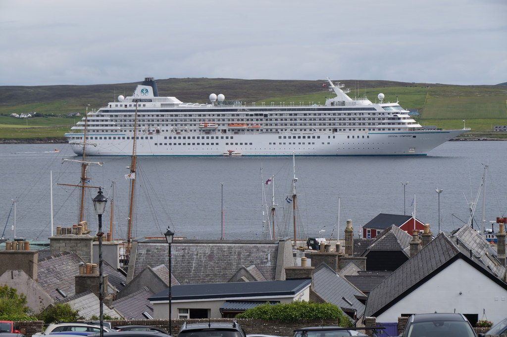 Navi da crociera ormeggiate nel porto di Arrecife con la città sullo sfondo