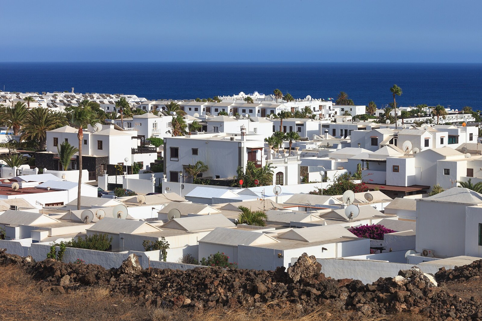 Ferienhaeuser oberhalb des Meeres in Puerto del Carmen auf Lanzarote (Symbolbild)