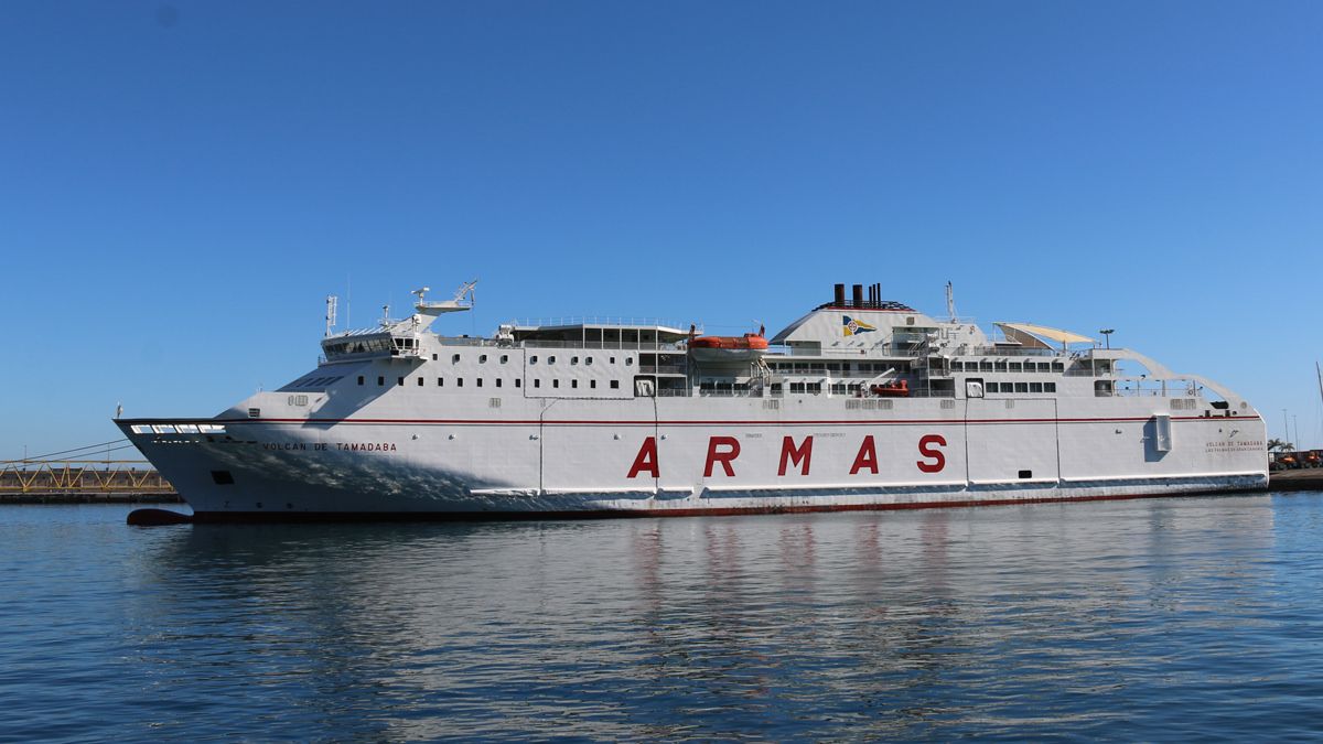 Volcán de Tamadaba der Reederei Naviera Armas im Hafen — bekannte Fähre für die Kanaren-Verbindungen
