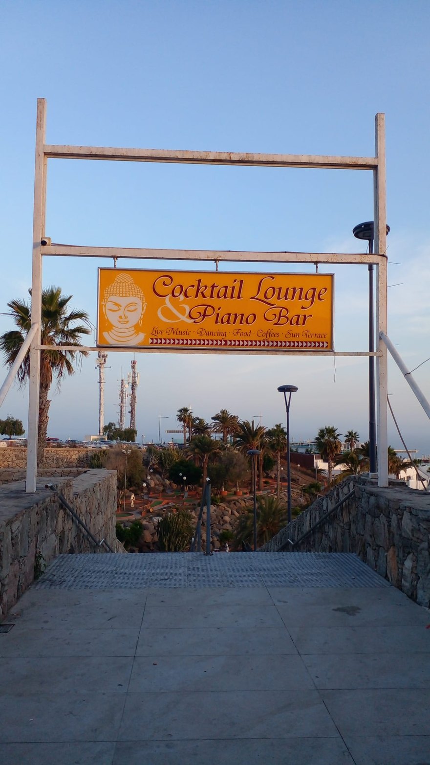 Das orange «Cocktail Lounge & Piano Bar»-Schild des Barbacoa mit Blick hinunter auf den Park