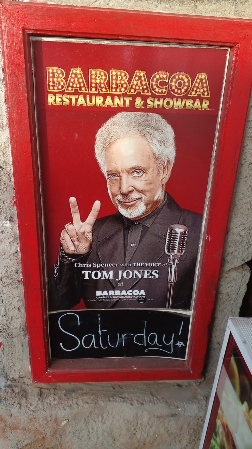 Plakat im roten Rahmen: Chris Spencer als «The Voice of Tom Jones» im Barbacoa