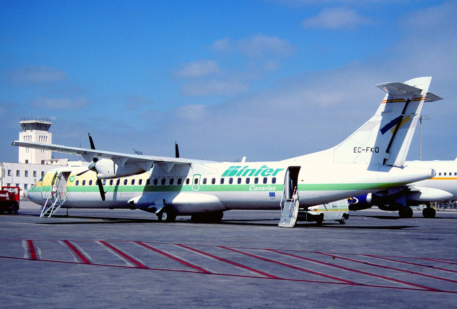 Aereo ATR 72 di Binter in volo sopra le nuvole, simbolo dei collegamenti tra Canarie e Madeira