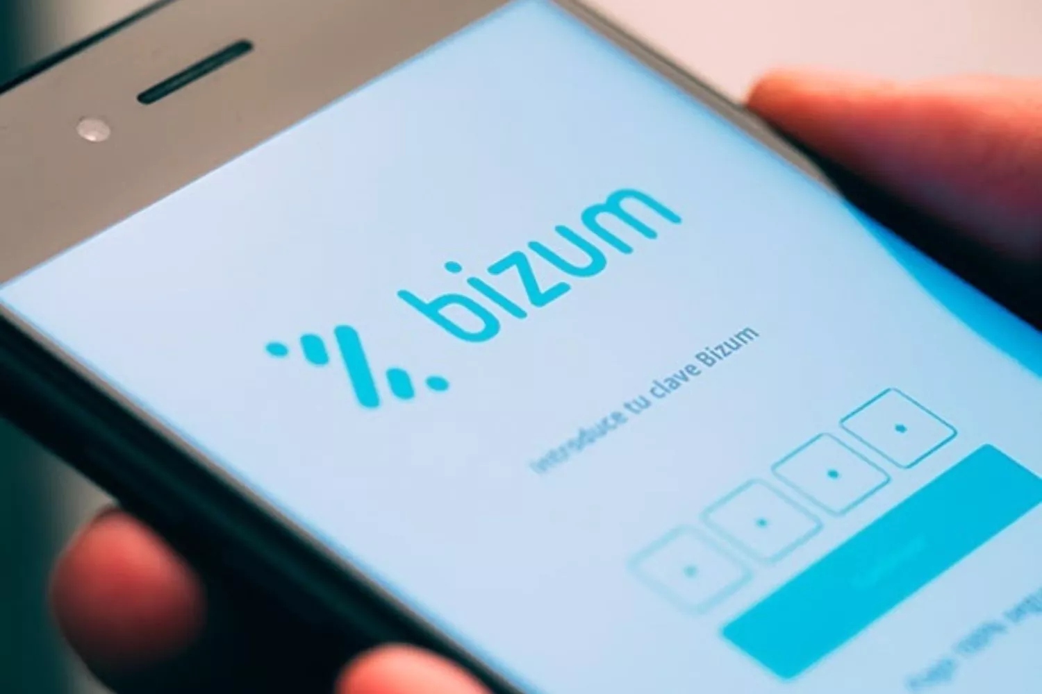 Ilustración de un smartphone acercado a un datáfono en una cafetería de Canarias realizando un pago Bizum Pay por NFC con los logos de CaixaBank BBVA Sabadell y Bankinter y la indicación de que el pago se ha completado en menos de cinco segundos