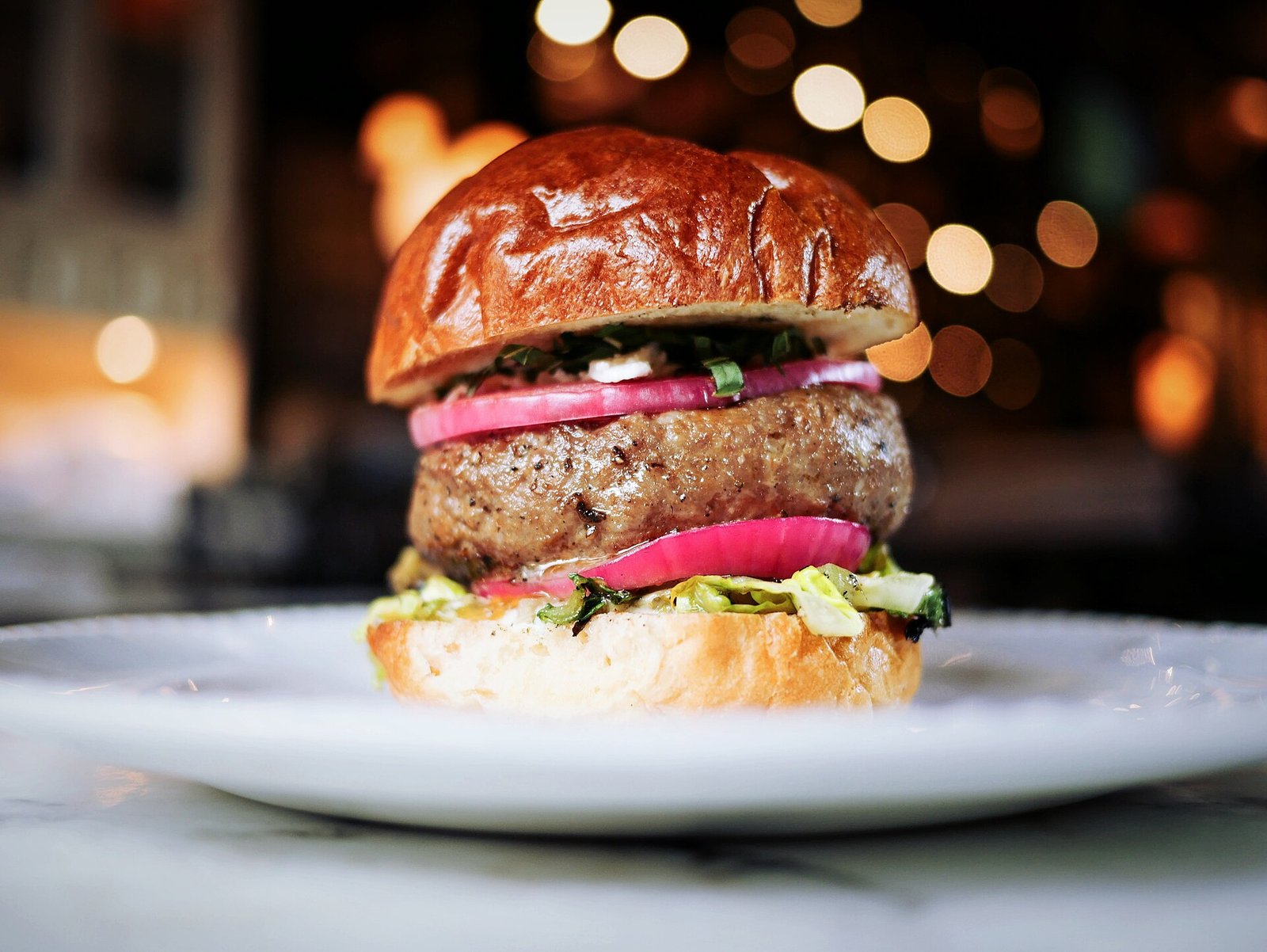 Burger und Musik auf einem belebten Platz in La Laguna
