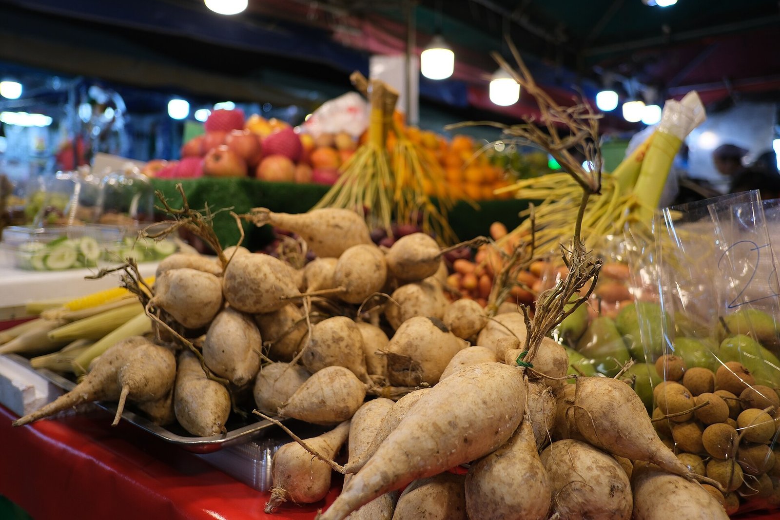 Mujer emprendedora en un entorno rural de Gran Canaria trabajando con productos locales