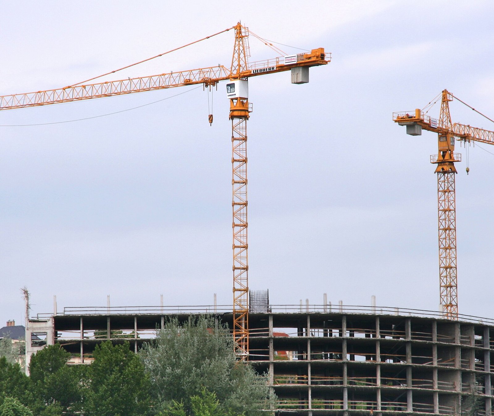 Moderne Wohngebäude im Bau auf Teneriffa mit Kran und Gerüst