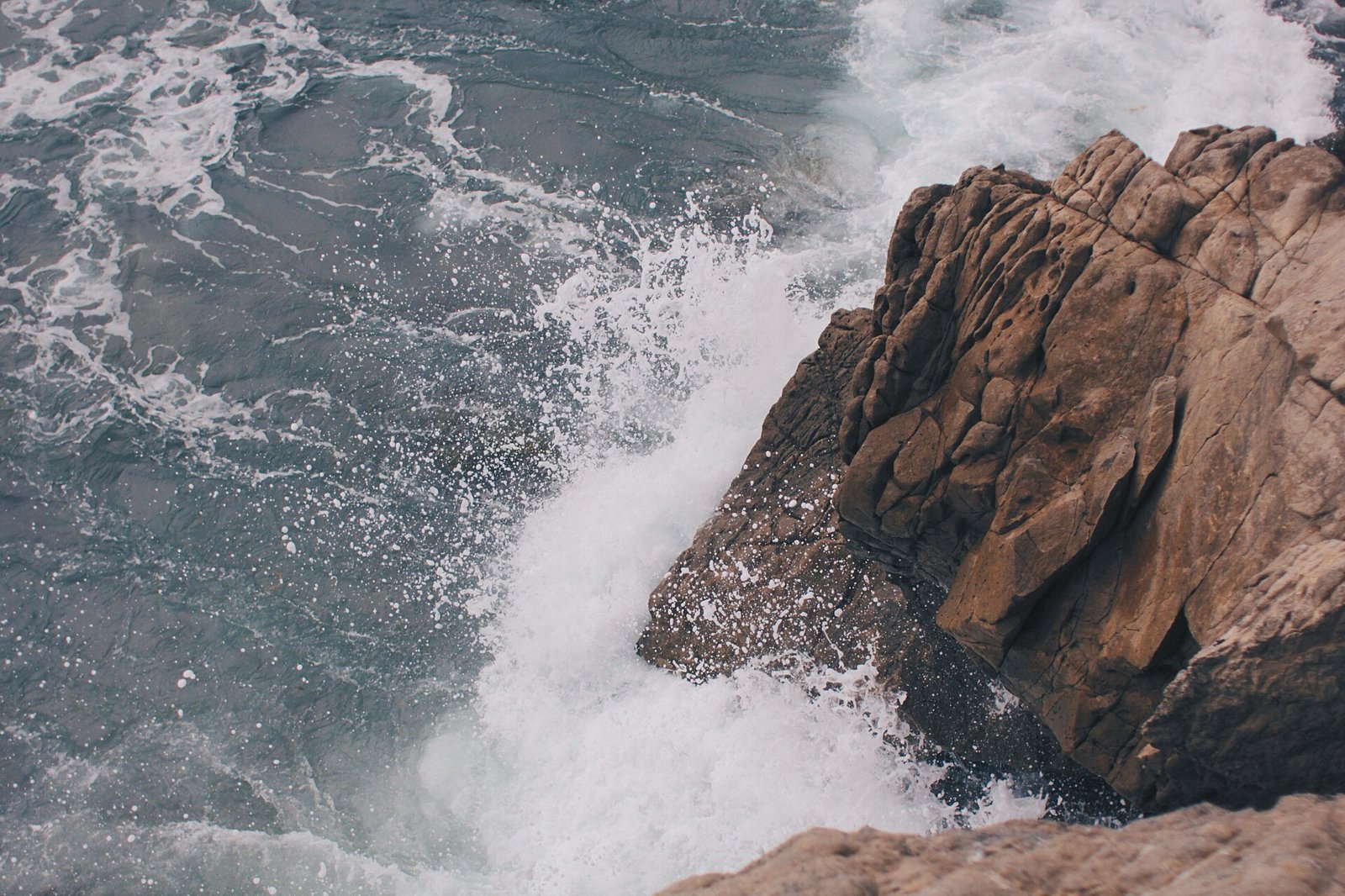 Olas en costa rocosa (imagen de recurso)