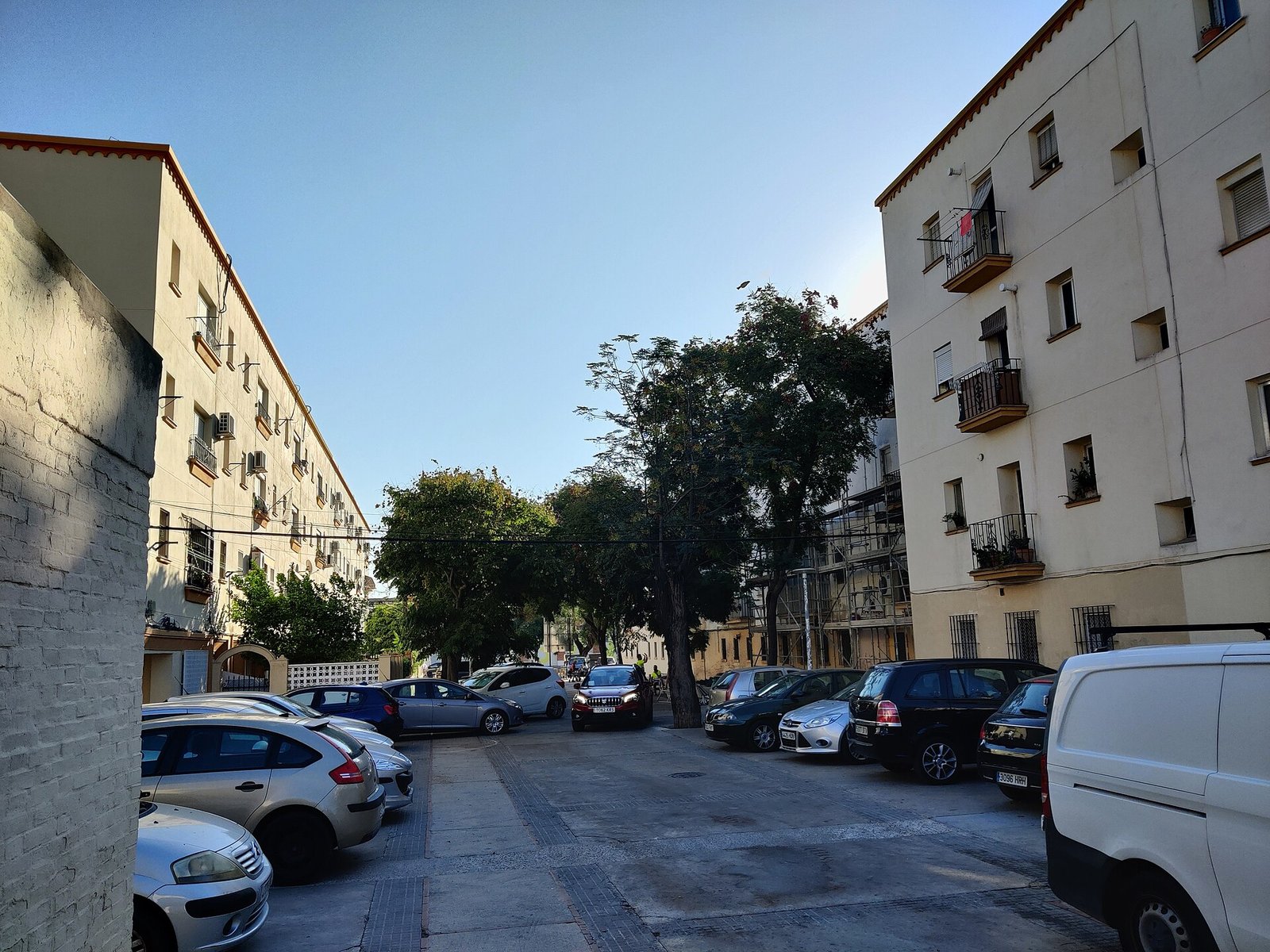 Pareja joven mirando una casa en venta en un barrio tranquilo de Canarias