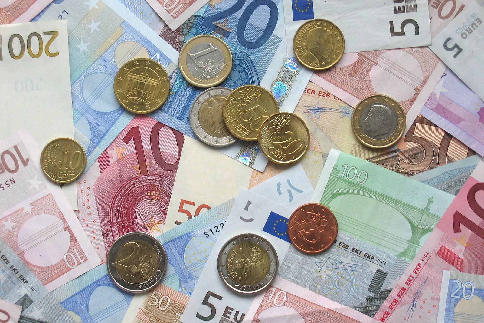 Primo piano di una banconota da 50 euro con la mappa dell'Europa che include le Isole Canarie