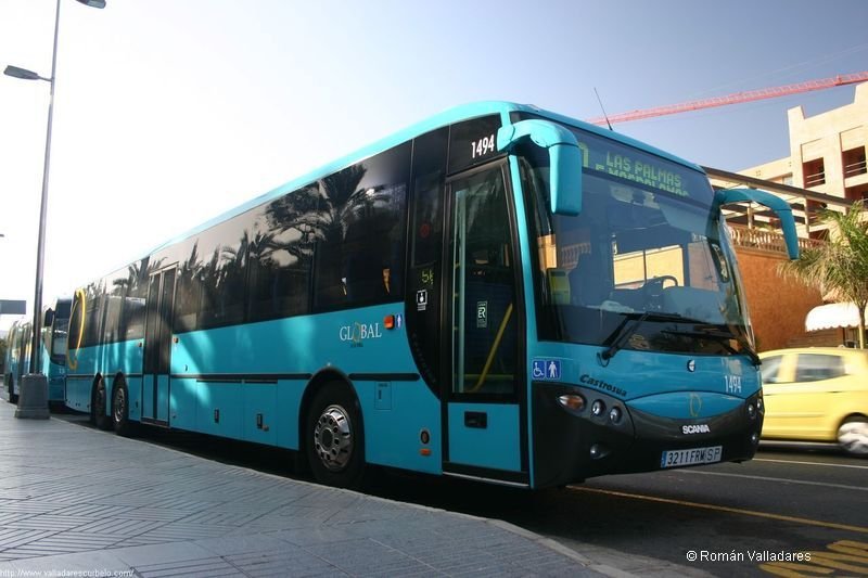 Autobus pubblici verdi a una fermata a Tenerife, simbolo del trasporto pubblico canario