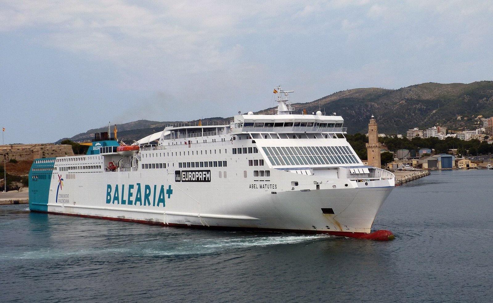 Traghetto in navigazione verso le Canarie con il mare calmo e il cielo azzurro