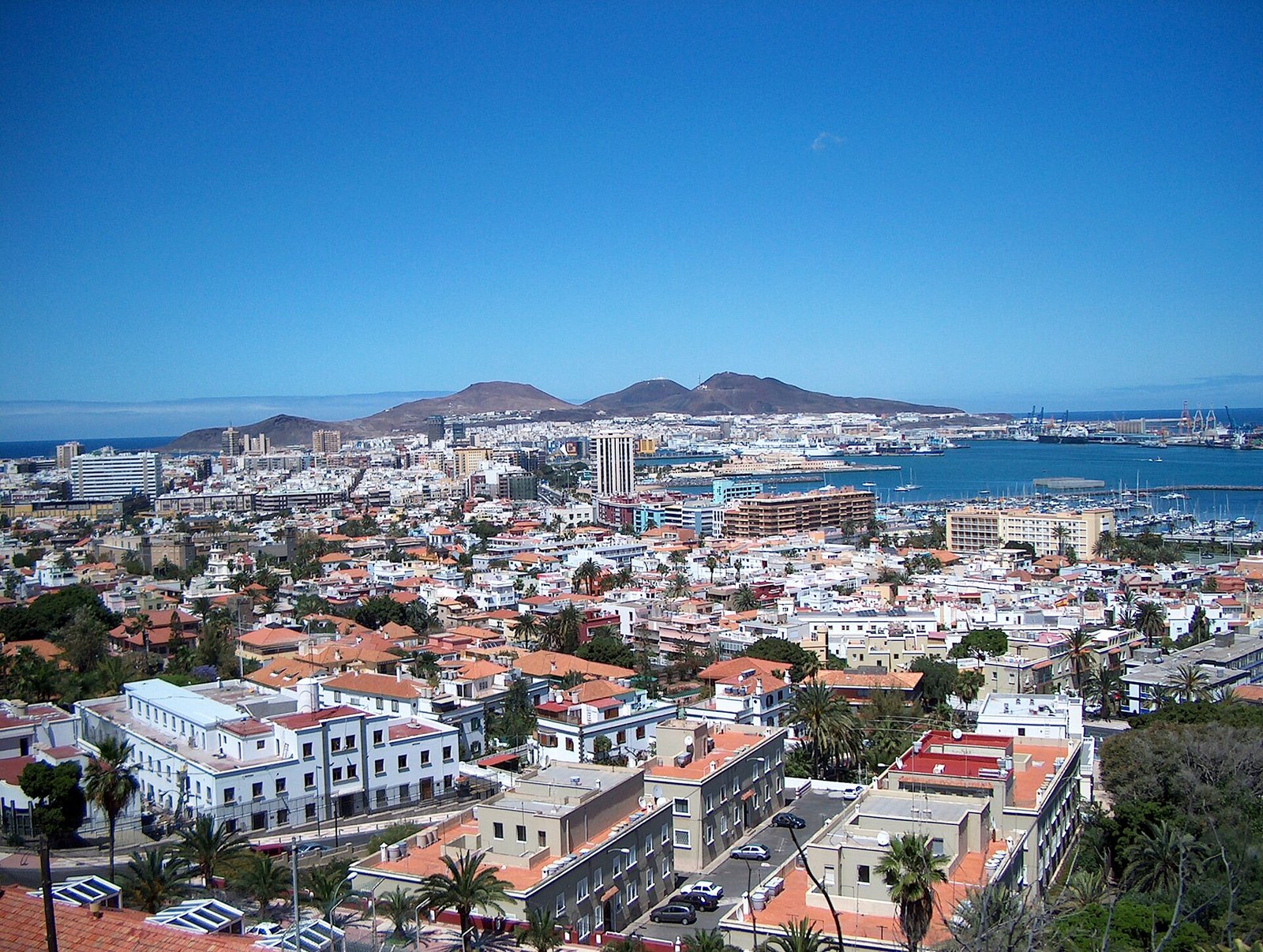Menschen auf einer belebten Einkaufsstraße in Las Palmas de Gran Canaria