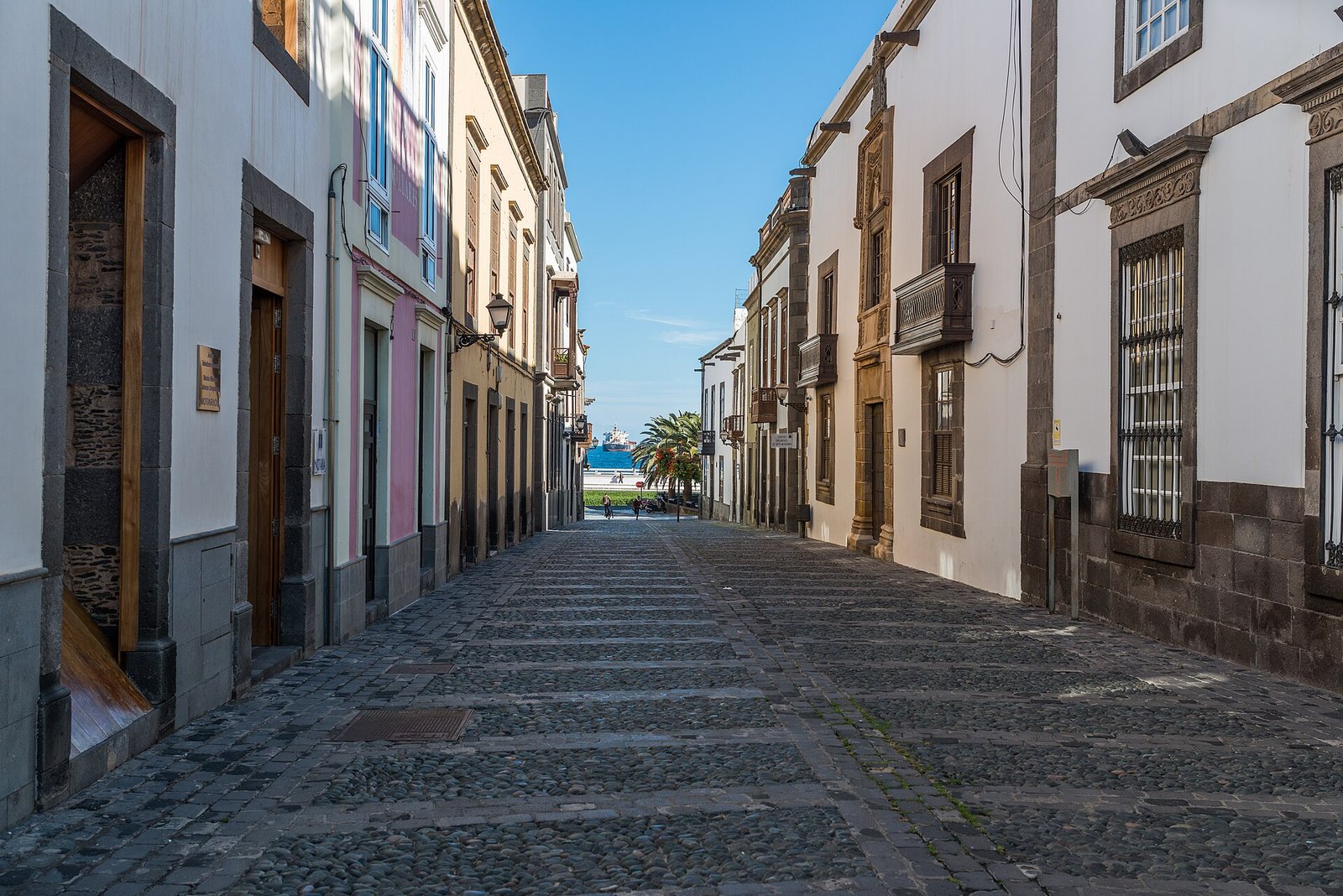 Terraza vacía y cerrada de noche en una calle de Las Palmas