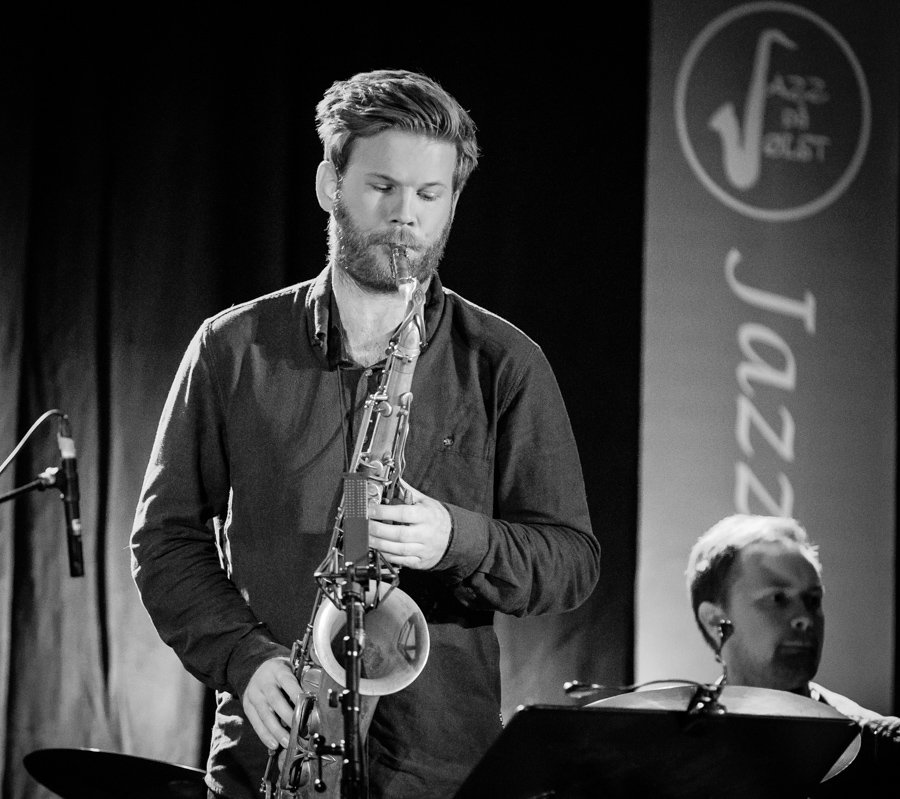 Blick auf die Bühne eines Jazzkonzerts mit Musikern im Scheinwerferlicht
