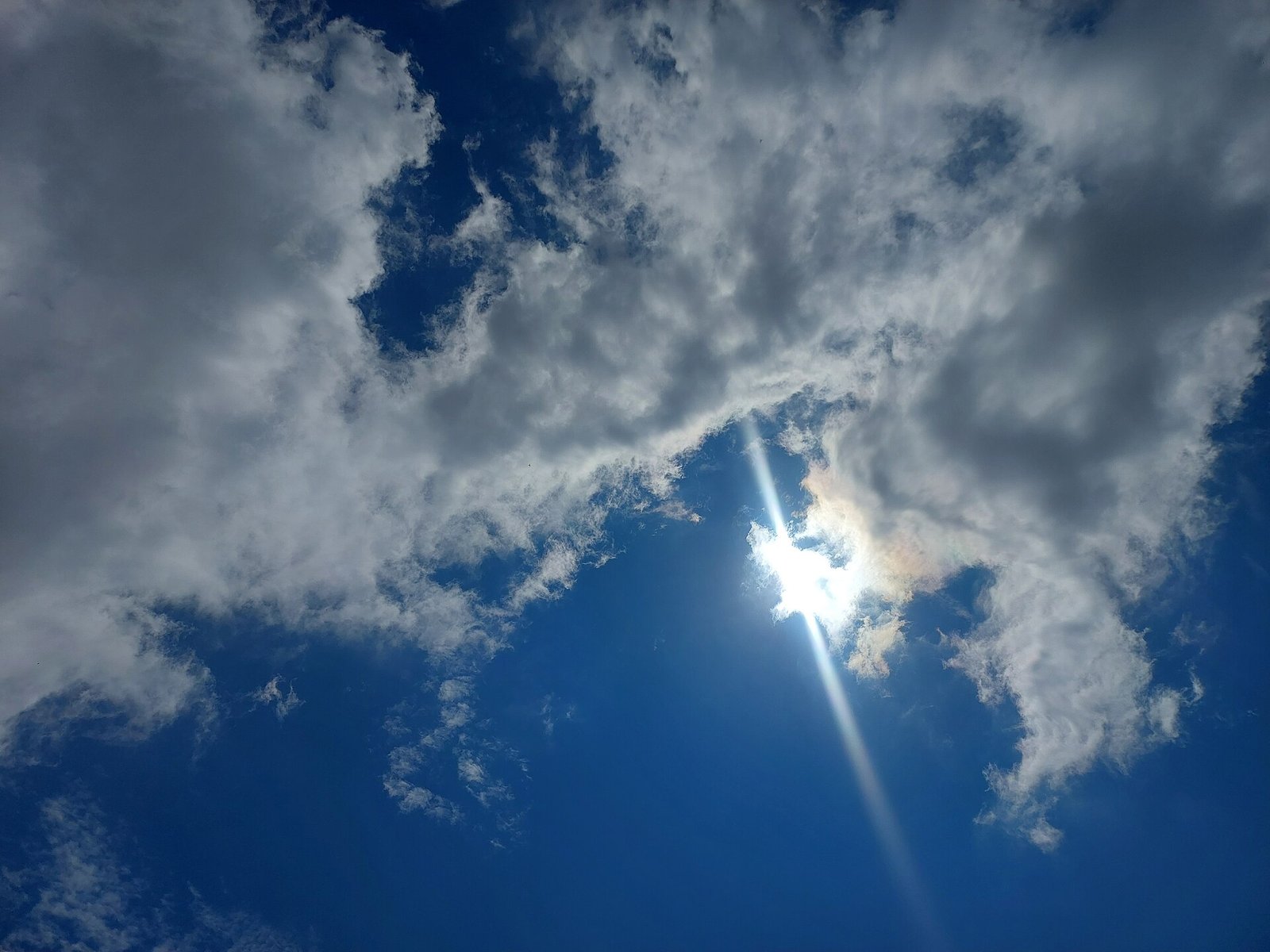 Intensive Sonne über einer kanarischen Küstenlandschaft mit klarem Himmel