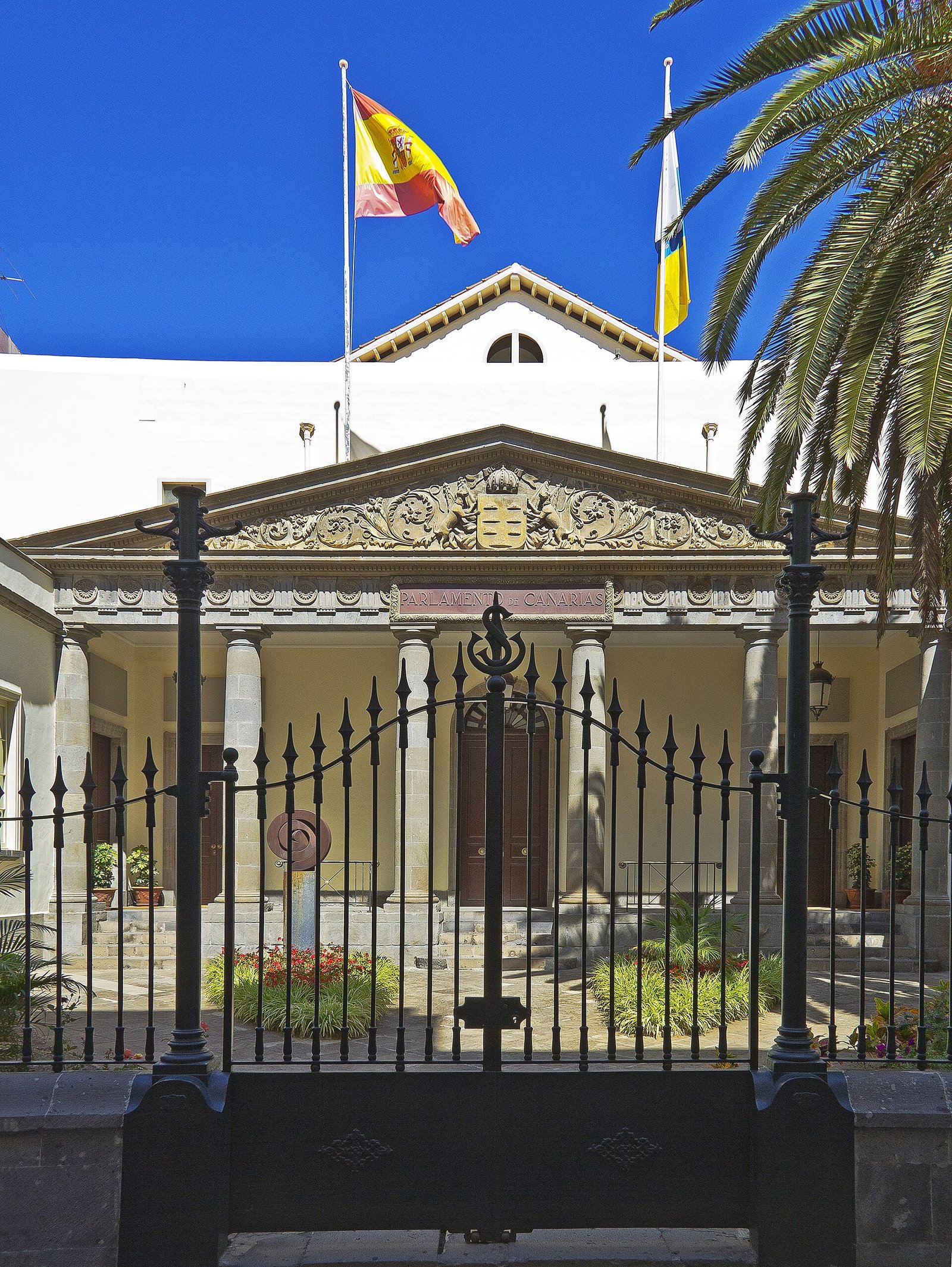 Facciata di un edificio istituzionale moderno con bandiere delle Canarie