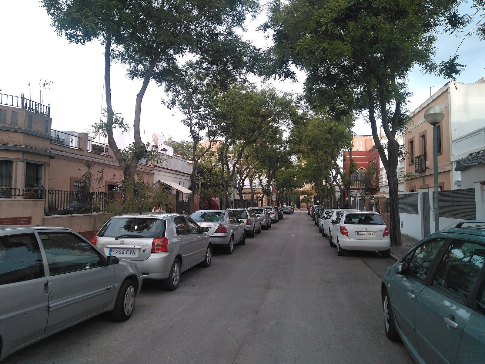 Fachadas coloridas de edificios en una calle residencial canaria