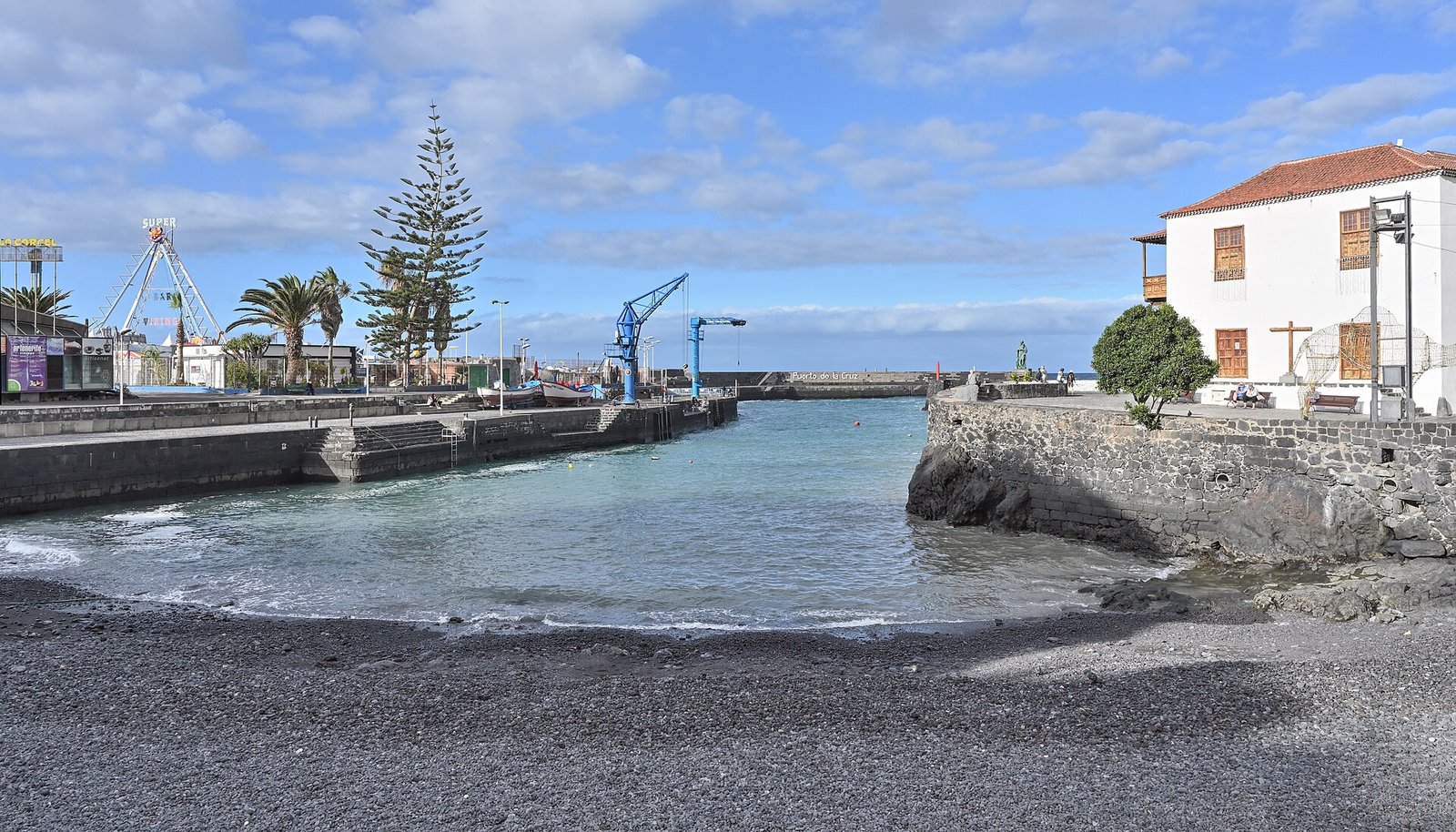 Vista de la costa y las piscinas naturales de Puerto de la Cruz en un día soleado