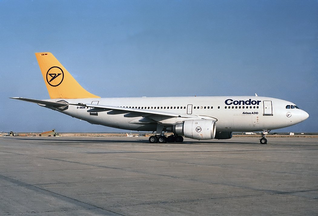 Avión de Condor aterrizando en Fuerteventura con pasajeros alemanes