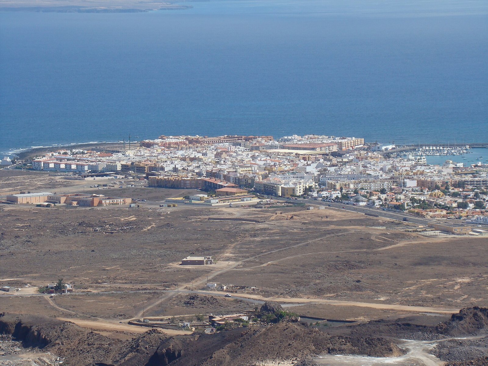 Blick auf bunte Fischerboote im Hafen von El Cotillo, Fuerteventura