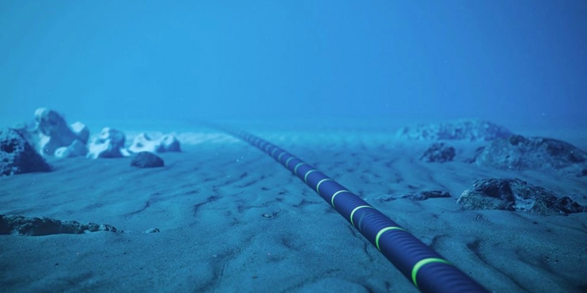 Cavo sottomarino sul fondo marino sabbioso