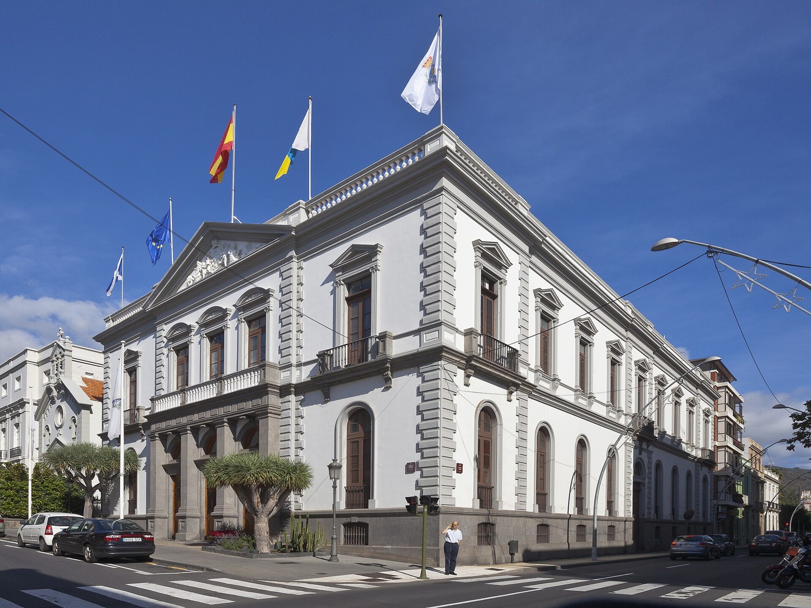 A public administration building in the Canary Islands (illustrative)
