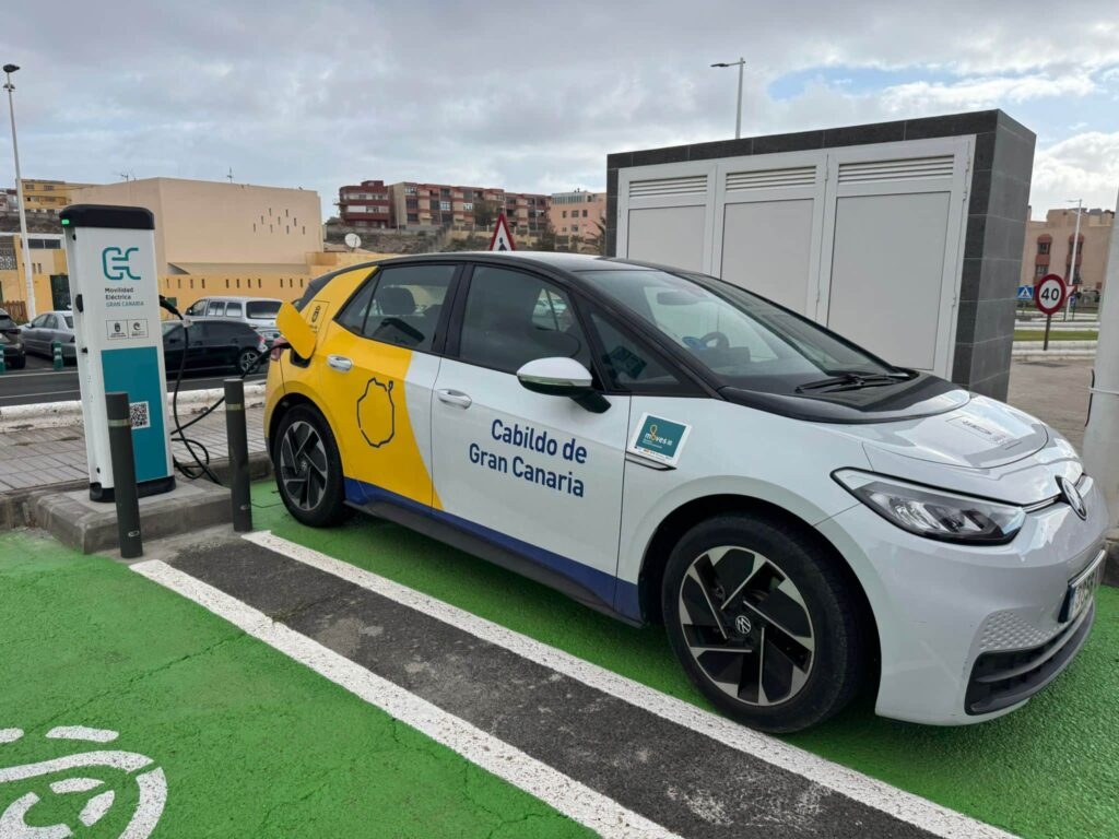 Elektrofahrzeug des Cabildo de Gran Canaria an einer öffentlichen Ladesäule