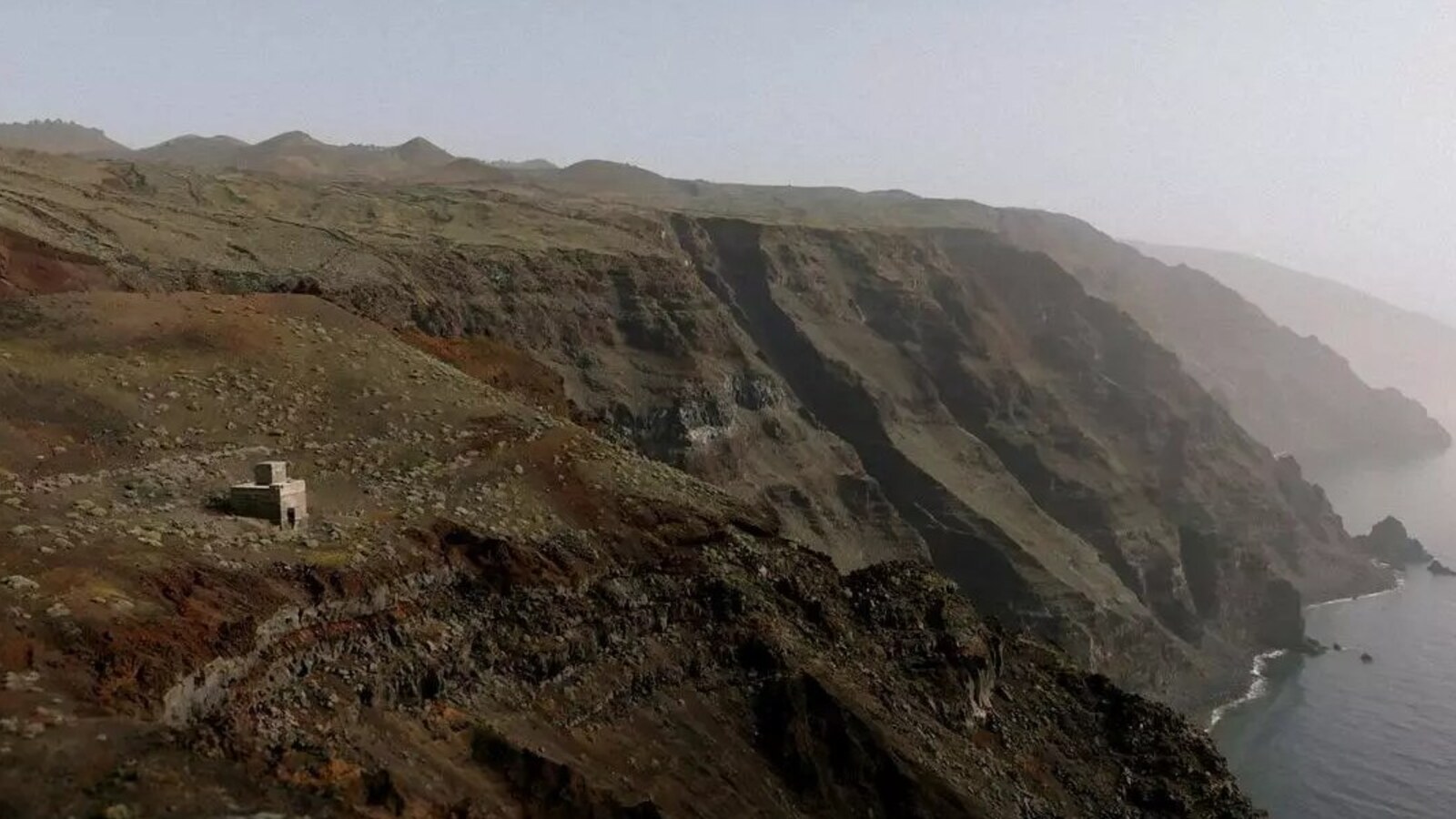 Ein einzelnes Haus auf einer Klippe an der Küste von El Hierro