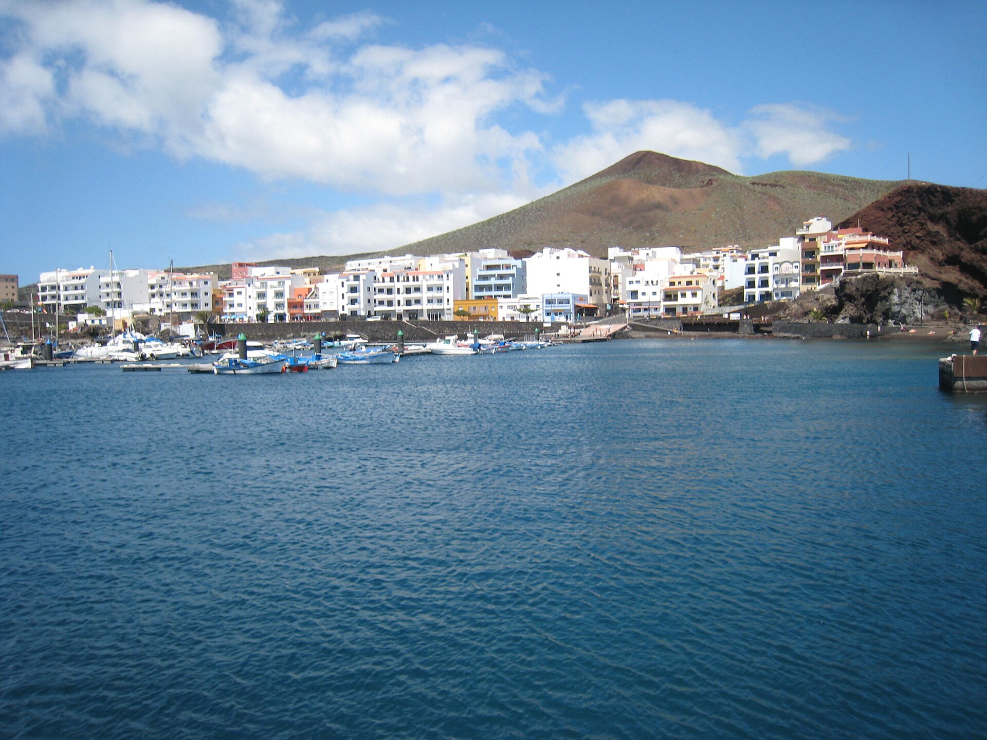 Symbolbild: Hafen und Ort La Restinga auf El Hierro