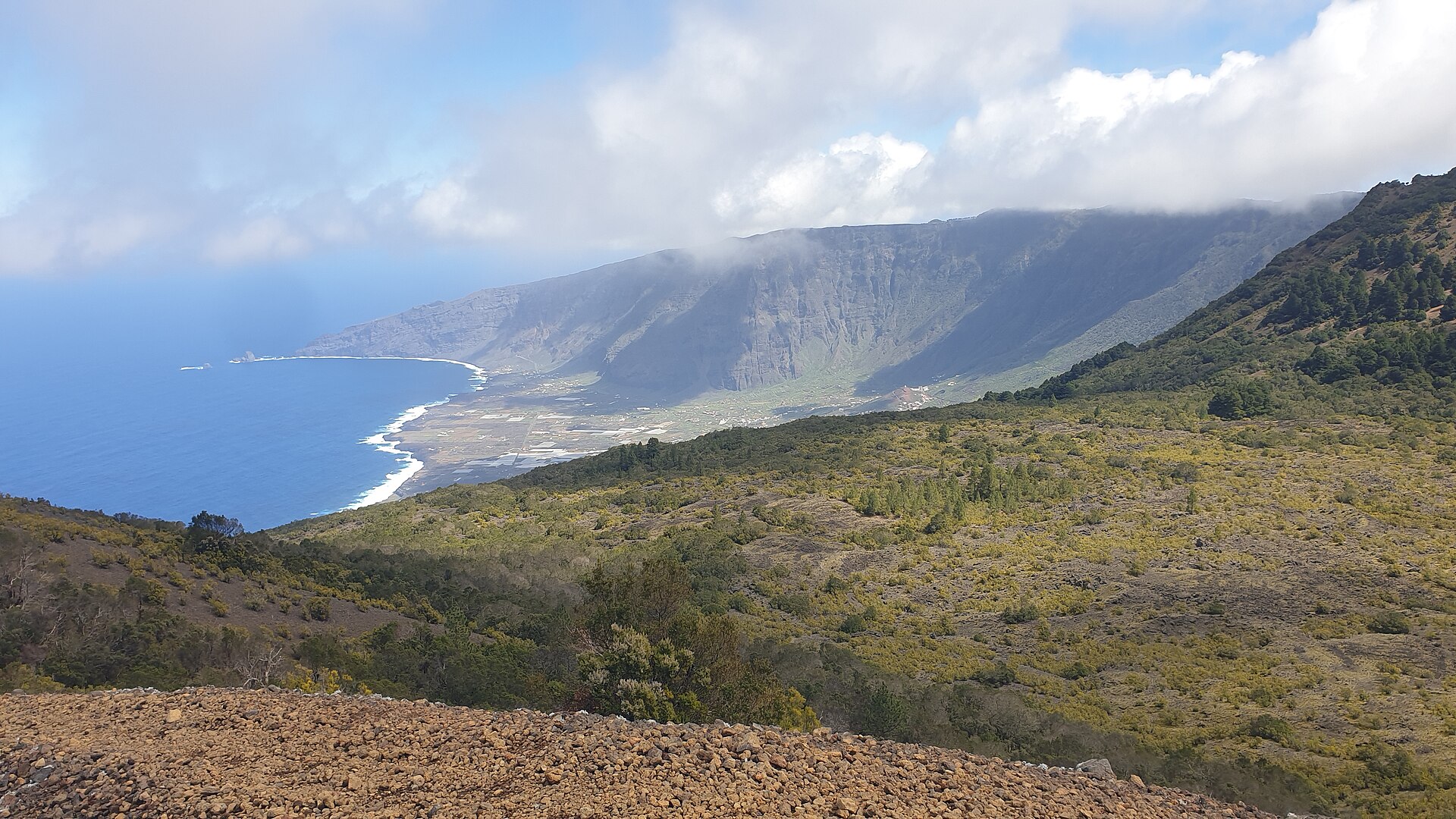 Symbolbild: View from Tanganasoga volcano into the Golfo Valley (El Hierro)