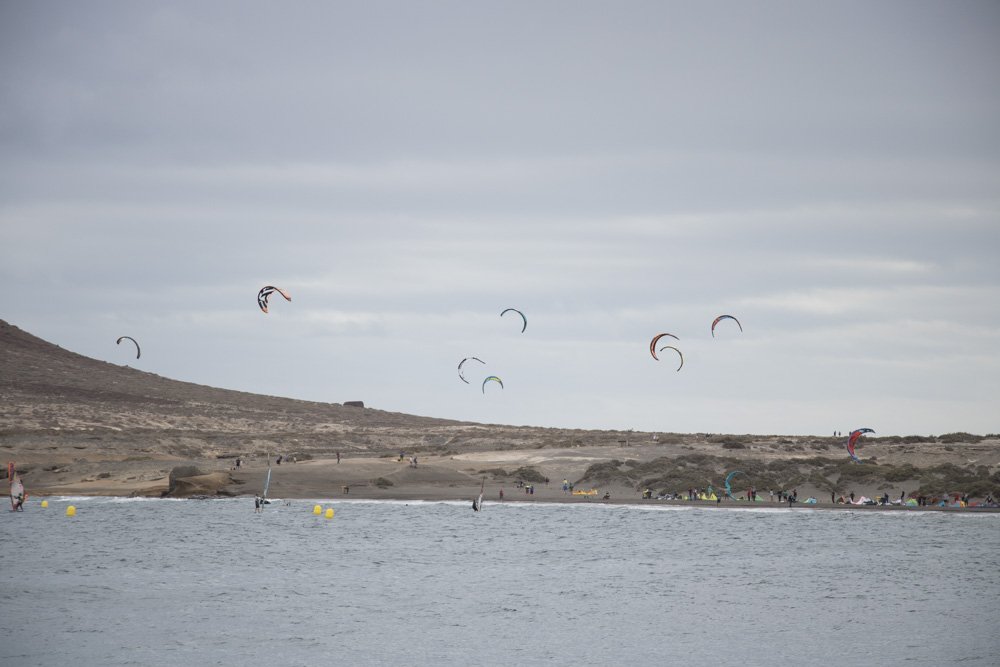 Strand von El Médano mit Windsurfern und gastronomischen Ständen
