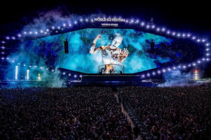 Panorama del sito ITER con turbine eoliche e palco festival