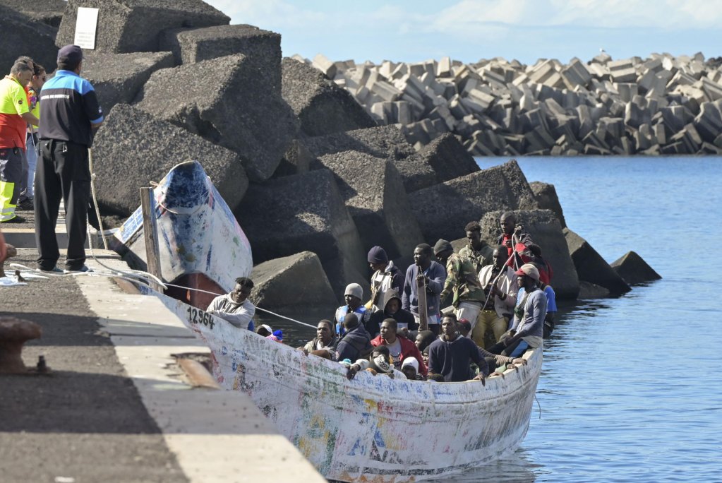 Cayuco im Hafen auf den Kanaren — Ankunft eines Migrationsboots aus Westafrika