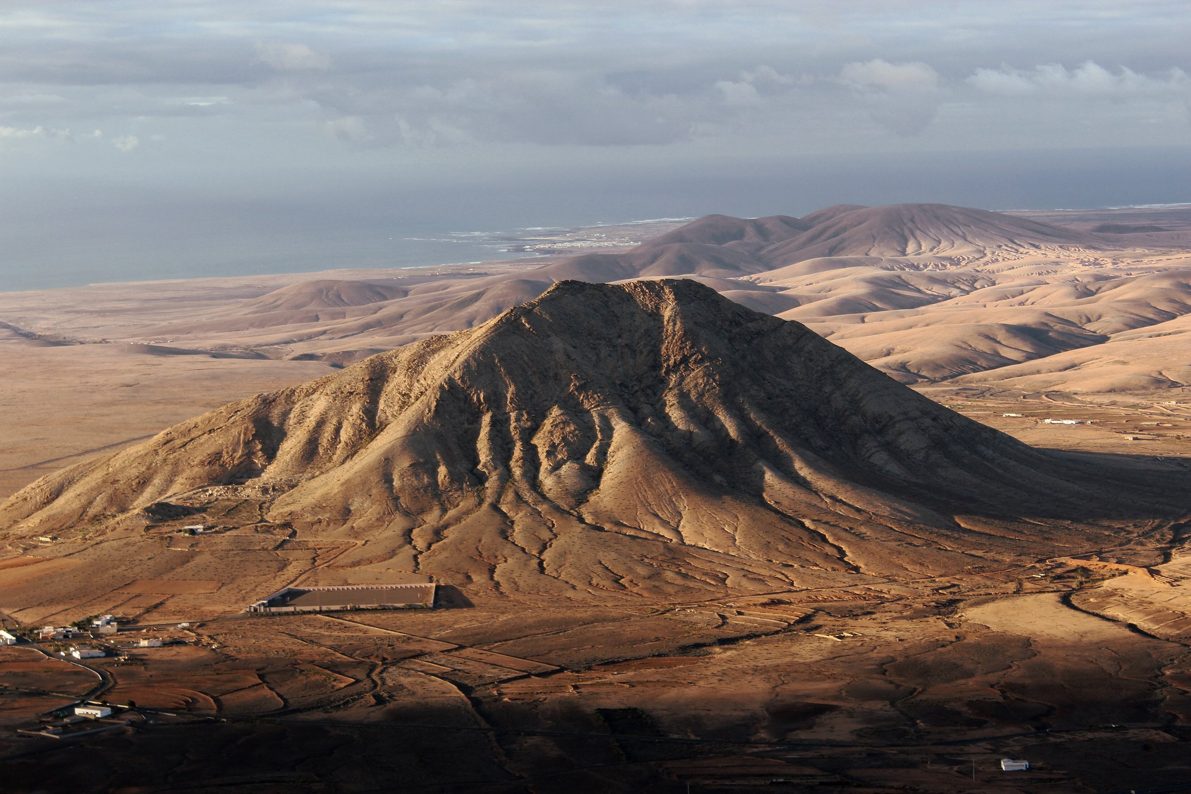 Imagen de archivo: File:Tindaya Fuerteventura 2013 A.jpg
