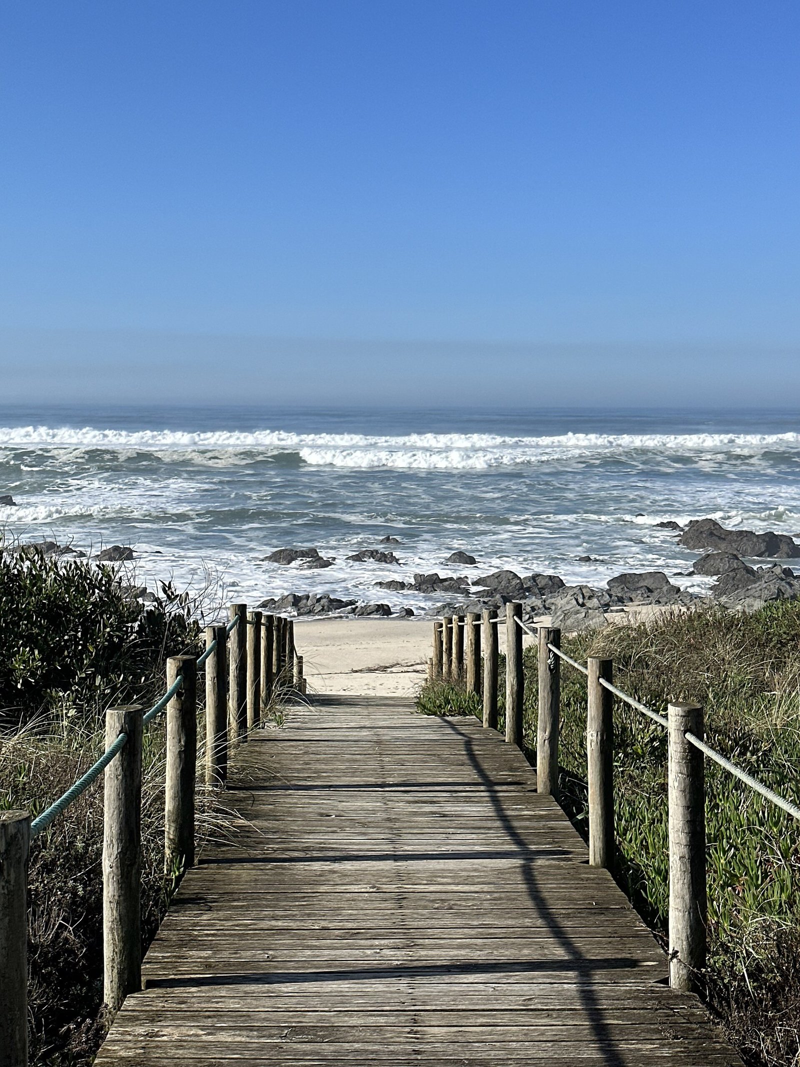 Playa accesible con pasarela de madera hasta la arena