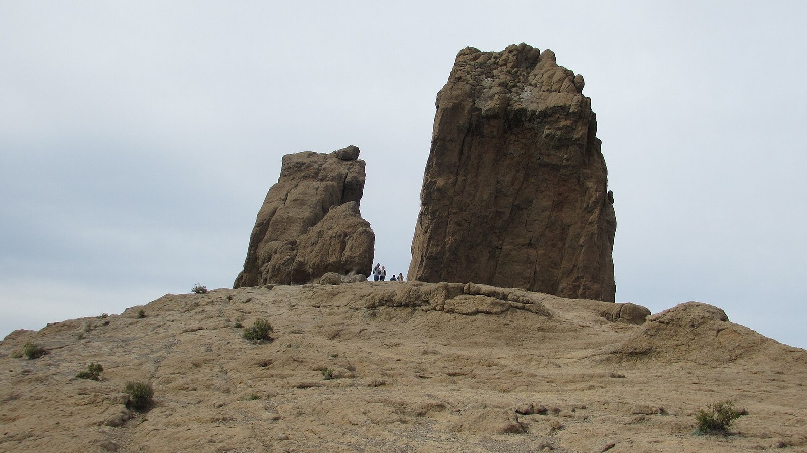 Escursionisti su un sentiero di Gran Canaria con vista sul Roque Nublo