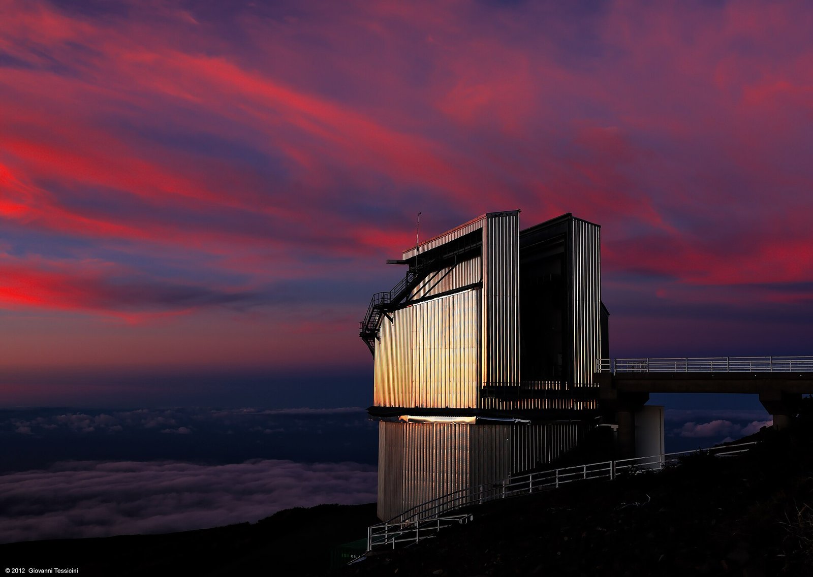 Grün-weißer Bólido am Nachthimmel über dem Roque de los Muchachos Observatorium