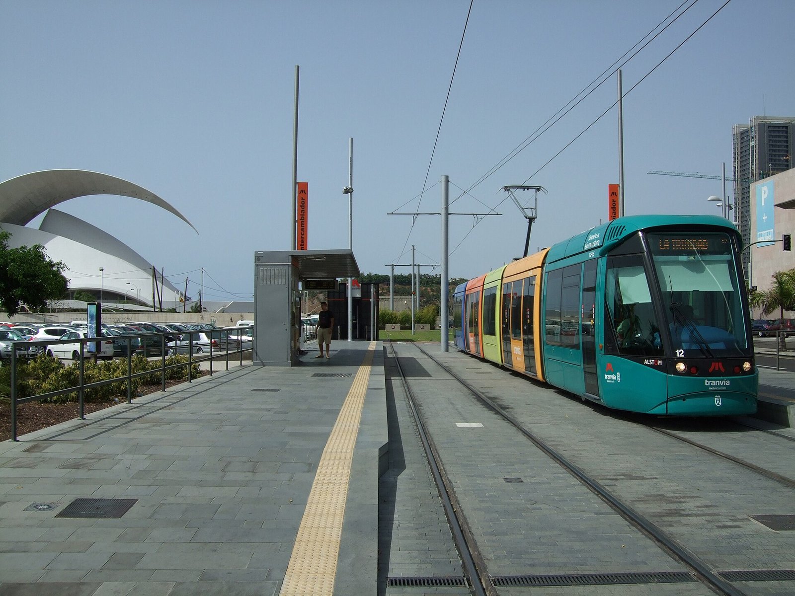 Autobus urbano verde di TITSA fermo a una fermata a Santa Cruz de Tenerife